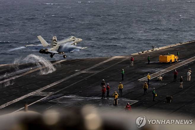 미 항모서 발진하는 F/A-18 전투기  [미 해군 제공/AFP=연합뉴스 자료사진]