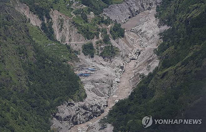 토사로 뒤덮인 위어댐 주변 (라수와[네팔]=연합뉴스) 김성민 기자 = 네팔 대규모 홍수로 연락이 두절된 한국인 9명을 수색하기 위해 파견된 정부 합동 신속대응팀 대원들이 현장 접근을 시도한 1일(현지시간) 네팔 라수와 지역 위어댐 주변이 토사에 뒤덮여 황폐한 모습이다. 2026.9.1 ksm7976@yna.co.kr