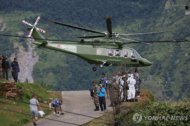 이륙하는 네팔 군 헬기 (라수와[네팔]=연합뉴스) 김성민 기자 = 네팔 대규모 홍수로 연락이 두절된 한국인 9명을 수색하기 위해 파견된 정부 합동 신속대응팀이 활동을 이어가고 있는 가운데 2일(현지시간) 네팔 군 헬기가 군 관련 인력을 태우고 네팔 라수와 지역 둔체 네팔 군 기지에서 이륙하고 있다. 2026.9.2 ksm7976@yna.co.kr