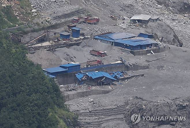 위어댐 사무실 상황은? (라수와[네팔]=연합뉴스) 김성민 기자 = 네팔 대규모 홍수로 연락이 두절된 한국인 9명을 수색하기 위해 파견된 정부 합동 신속대응팀 대원들이 현장 접근을 시도한 1일(현지시간) 네팔 라수와 지역 위어댐 인근 사무실이 토사에 휩쓸려 무너져 있다. 2026.9.1 ksm7976@yna.co.kr