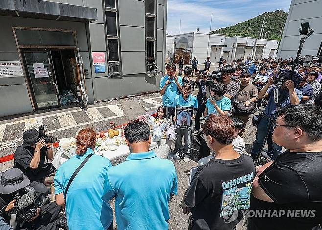 참사 현장에서 묵념하는 유가족들 (화성=연합뉴스) 홍기원 기자 = 24일 경기도 화성시 아리셀 화재 사고 현장에서 열린 '아리셀 참사 2주기 현장 추모제'에서 유가족들이 참사 현장 입구에서 묵념하고 있다. 2026.6.24 [공동취재] xanadu@yna.co.kr