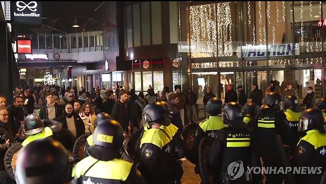 2024년 11월 네덜란드 아약스 스타디움 주변에서 폭력사태를 진압하는 경찰 [AP=연합뉴스 자료사진. 재판매 및 DB 금지]