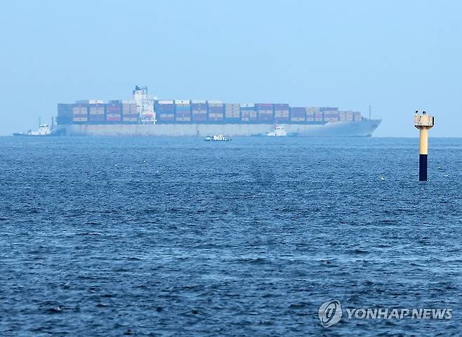 전복된 선박이 예인하려던 상선 (부산=연합뉴스) 손형주 기자 = 2일 오후 부산 앞바다에서 보이는 사고 상선의 모습. 이날 오후 부산 오륙도 앞바다에서 8명이 탑승한 예인선이 사고가 난 상선을 예인하려다 전복돼 1명이 사망하고 1명이 구조됐다. 해경은 실종된 승선원 6명을 수색하고 있다. 2026.9.2 handbrother@yna.co.kr
