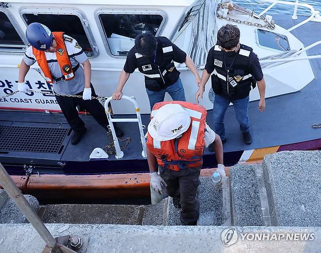 해경 도착한 부산 예인선 전복 사고 생존 선원 (부산=연합뉴스) 손형주 기자 = 2일 오후 부산 영도구 해양경찰서 전용부두에서 구조된 인도네시아 선원이 해경 구조정을 타고 도착하고 있다. 이 선원은 전복된 선박 선미에 올라탄 뒤 인근 선박에 구조됐다. 이날 오후 8명이 탄 예인선이 오륙도 앞바다에서 전복돼 현재 1명이 사망하고 1명이 구조된 상태다. 해경은 실종된 6명을 수색 중이다. 2026.9.2 handbrother@yna.co.kr