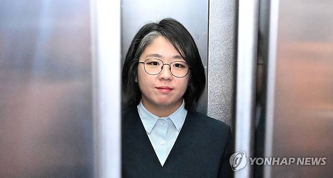 출근하는 용혜인 성평등가족부 장관 후보자 (서울=연합뉴스) 신준희 기자 = 용혜인 성평등가족부 장관 후보자가 2일 서울 서대문구에 마련된 인사청문회 준비 사무실로 출근하고 있다. 2026.9.2 [공동취재] hama@yna.co.kr