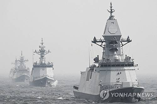 해역 훈련을 하는 충남함 (서울=연합뉴스) 해군이 제10회 서해수호의 날을 맞아 지난 25일부터 오는 27일까지 동·서·남해 전 해역에서 훈련을 실시한다고 26일 밝혔다. 충남함(FFG-Ⅲ, 3600톤)이 실사격 훈련을 하고 있다. 2025.3.26 [사진공동취재단] photo@yna.co.kr