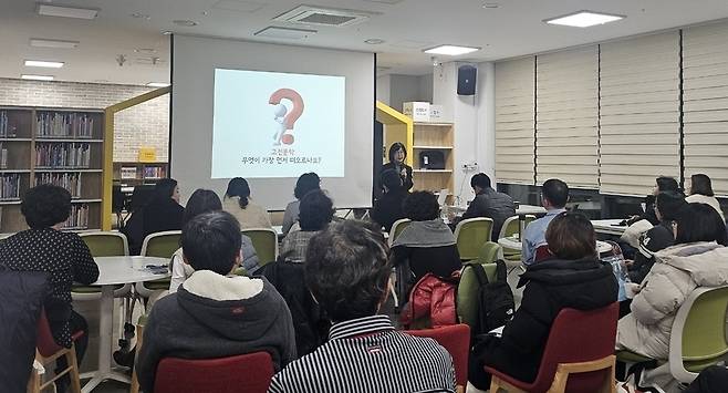 한울도서관 작가와의 만남 행사에서 작가의 강연을 듣고 있는 시민. /사진제공=한울도서관
