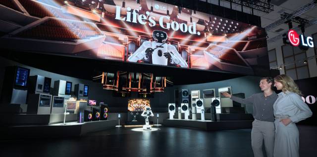 4일 독일 베를린에서 열리는 유럽 최대 가전 전시회 ‘IFA 2026’의 LG전자 부스에서 모델이 홈로봇 ‘LG 클로이드’의 지휘 아래 제품과 기술, 서비스가 하나의 AI 생태계로 연결되는 모습을 담은 전시 콘텐츠 ‘LG AI 오케스트라’를 감상하고 있다./LG전자/