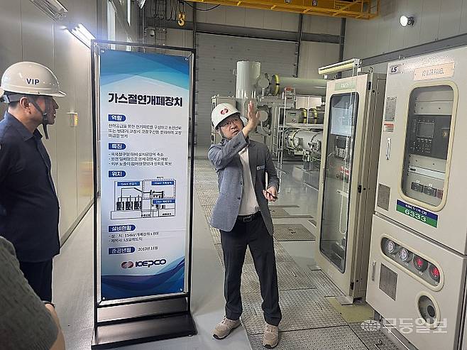 지난 2일 한국전력공사 광주전남본부 관계자가 나주 금천변전소의 디지털·무인화 전력망 운영 방식을 언론에 설명하고 있다. 박찬 기자