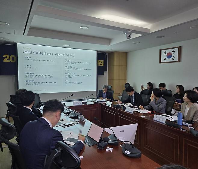 3일 서울 여의도 국회 의원회관에서 열린 '2027년 가상자산 과세 체계 점검 토론회'에서 참석자들이 2027년 시행 예정인 가상자산 소득과세의 소득 분류와 과세 기준, 집행 인프라 등을 논의하고 있다. /전시현 기자