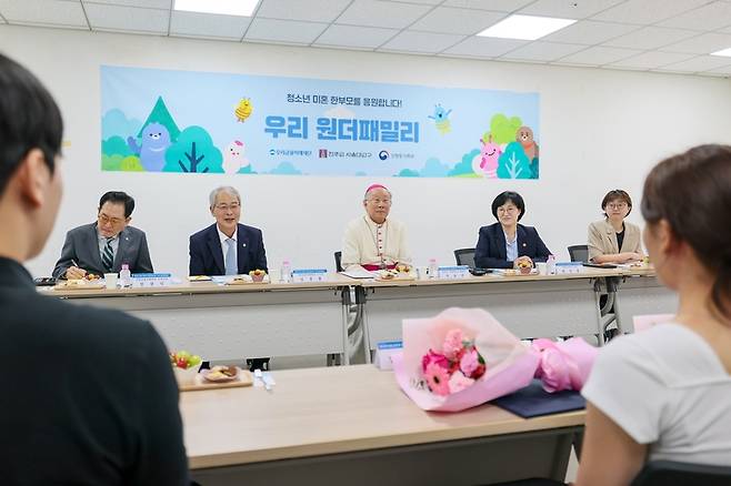 ▲(왼쪽 두번째부터)임종룡 우리금융미래재단 이사장, 구요비 천주교 서울대교구 총대리 주교, 원민경 성평등가족부 장관이 3일 천주교 서울대교구청에서 열린 '청소년 미혼 한부모 자립지원사업' 성과공유 간담회에 참석해 그간의 사업성과과 현장 의견을 듣고 있다.
