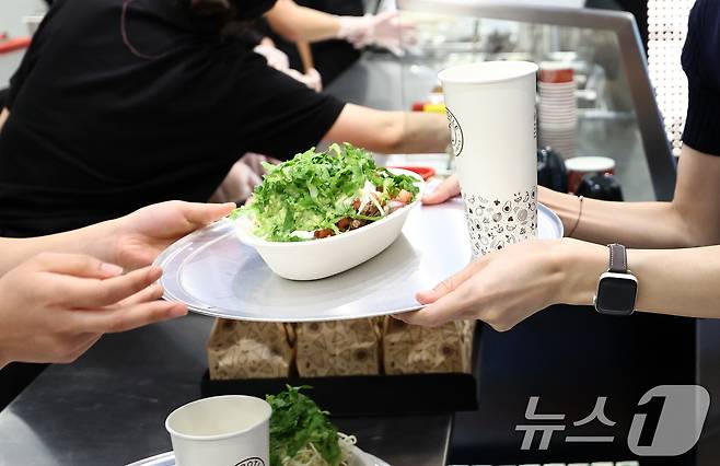 2일 서울 서초구에 아시아 최초로 매장을 연 치폴레 강남점에서 직원들이 주문받은 음식을 만들고 있다. 2026.9.2 ⓒ 뉴스1 최지환 기자