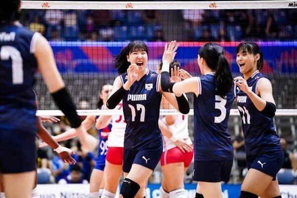 정호영이 지난해 7월 일본서 열린 국제배구연맹(FIVB) 발리볼네이션스리그(VNL) 프랑스전에서 득점 후 환호하던 모습. /사진=FIVB 