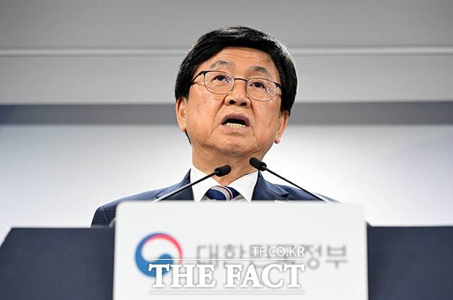 최교진 교육부 장관이 1일 오후 서울 종로구 정부서울청사에서 거점국립대 패키지 지원대학 선정 결과를 발표하고 있다. /서울=임영무 기자