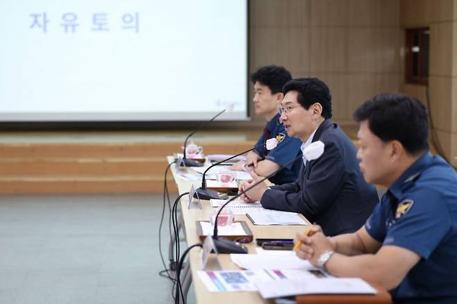 이상일 용인특례시장이 3일 시청 3층 비전홀에서 열린 제19회 안전문화살롱에 참석해 발언하고 있다. 용인시 제공