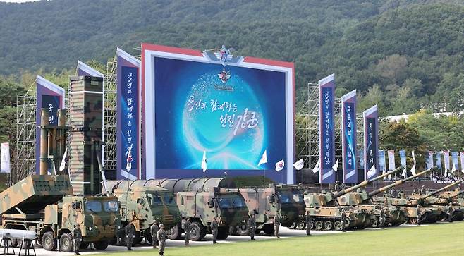 지난해 9월 29일 충남 계룡대 연병장에서 열린 제77주년 국군의날 기념식 미디어데이 행사에서 전시 장비가 도열해 있다. 뉴스1