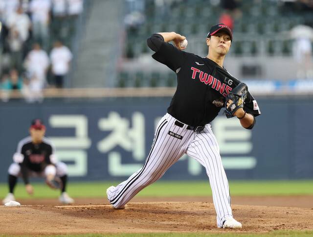 엘지(LG) 트윈스 선발 박시원이 3일 서울 잠실구장에서 열린 2026 KBO리그 두산 베어스와 경기에서 호투하고 있다. 연합뉴스