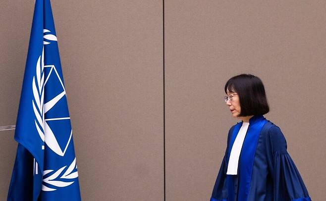2024년 11월20일 네덜란드 헤이그의 국제형사재판소(ICC)에서 아카네 도모코 소장이 재판정으로 향하고 있다. AP 연합뉴스