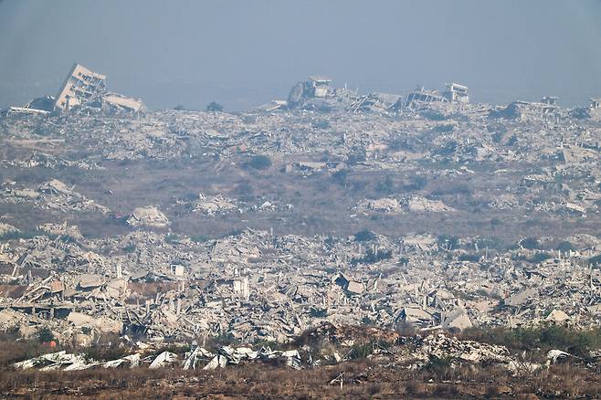 2026년 8월25일 이스라엘 쪽에서 바라본 팔레스타인 땅 가자지구가 장기간에 걸친 폭격으로 폐허가 돼 있다. REUTERS