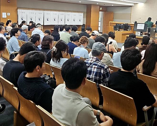 지난달 24일 서울 송파구 서울동부지법 경매법정 내부에서 입찰자들이 개찰을 기다리며 앉아있다. 나광현 기자