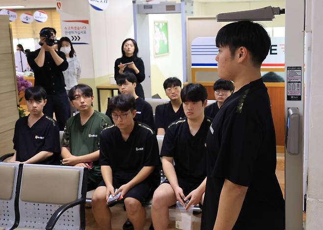 2026년 병역판정검사가 시작된 지난 1월 15일 영등포구 서울지방병무청에서 병역판정 대상자들이 키를 재고 있다. 연합뉴스
