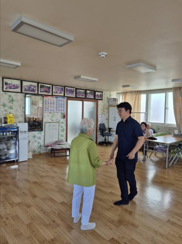 ▲ 경로당을 방문해 직접 불편한 점을 청취 중인 정호건 제스트 대표.