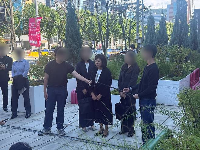 김영식 여사가 3일 서울가정법원에서 구광모 LG그룹 회장을 상대로 낸 파양 청구 소송에서 패소한 뒤 법원 앞에서 열린 기자회견에서 입장을 밝히고 있다. 김유진 기자