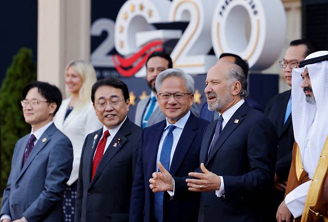 G20 혁신장관회의에 러트닉과 김정관 젠슨 황 엔비디아 최고경영자(CEO)가 2일(현지시간) 미국 노스캐롤라이나주 채플힐에서 열린 주요 20개국(G20) 혁신장관회의에서 하워드 러트닉 미국 상무장관 등과 함께 단체사진을 찍고 있다. 로이터연합뉴스