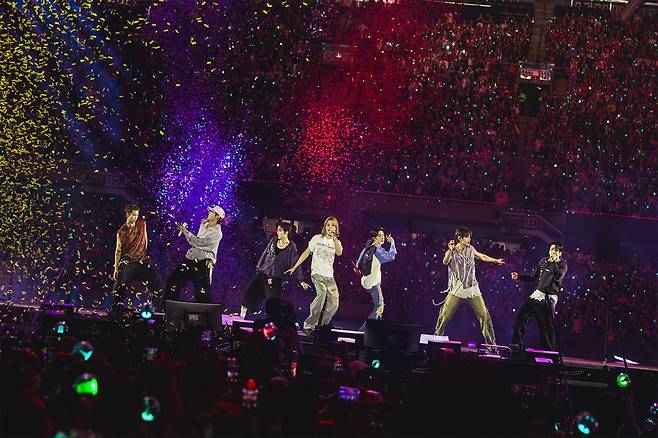 O BTS se apresentou durante sua turnê "Arirang" no Soldier Field em Chicago, nos dias 27 e 28 de agosto. (Big Hit Music)