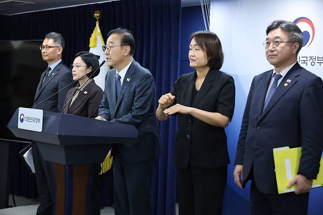 김윤덕 국토교통부 장관이 3일 서울 종로구 정부서울청사에서 열린 행정·공공기관 이전 및 공공기관 기능 개혁 관련 기자회견에서 발언하고 있다. 연합뉴스