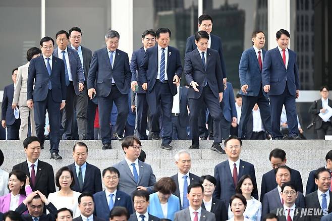 정청래 더불어민주당 전 대표가 3일 서울 영등포구 국회의사당 본청 앞 계단에서 단체사진 촬영을 위해 이동하고 있다.