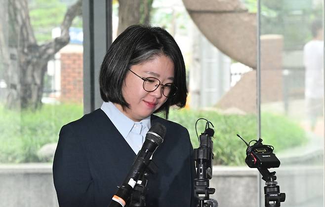 용혜인 성평등가족부 장관 후보자가 2일 서울 서대문구 한국청소년활동진흥원에 마련된 인사청문회 준비 사무실로 출근하고 있다. 권현구 기자