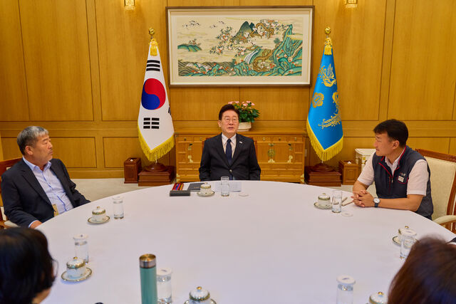 이재명 대통령이 3일 청와대에서 김동명(왼쪽) 한국노동조합총연맹 위원장과 양경수 전국민주노동조합총연맹 위원장을 만나 3대 메가 프로젝트, 정년 연장 문제 등 노동 현안에 대해 논의하고 있다. 청와대 제공