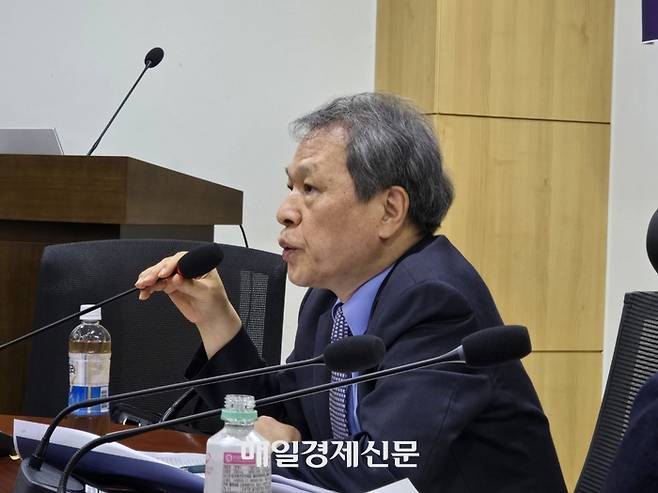 3일 오전 국회 의원회관 제5간담회의실에서 열린 ‘2027년 가상자산 과세 체계 점검 토론회’에서 좌장을 맡은 김병일 강남대학교 초빙교수가 발언하고 있다. [사진=안갑성 기자]