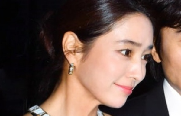 배우 이민정이 남편 이병헌의 사진을 잘라내며 사과해 웃음을 자아냈다. [사진출처 = 인스타그램]