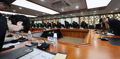 [서울=뉴시스] 조수정 기자 = 26일 정부서울청사에서 경찰 지휘부 회의가 열린 가운데 제주 실종사건과 관련해 윤호중 행안부 장관, 유재성 경찰청장 직무대행, 홍석기 국가수사본부장 등 회의 참석자들이 고개숙여 사과하고 있다. (공동취재) 2026.08.26. chocrystal@newsis.com /사진=조수정