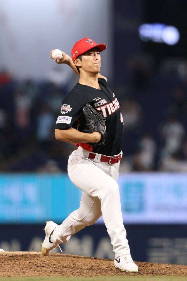 KIA 타이거즈 이의리가 2일 창원NC파크에서 열린 NC 다이노스와의 원졍경기서 투구하고 있다./KIA 타이거즈 제공