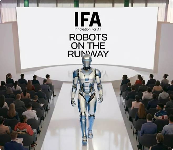 IFA 2026의 ‘IFA 넥스트’ 전시장에서는 휴머노이드 로봇이 전시될 예정이다. 이 사진은 IFA가 공개한 로봇의 런웨이 가상 이미지. [IFA 제공]