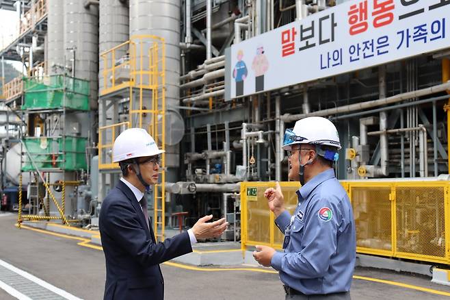 황기연(왼쪽) 한국수출입은행장이 2일 전남광주 여수에 위치한 재원산업을 찾아 심성원 대표와 대화를 하고 있다. [한국수출입은행 제공]