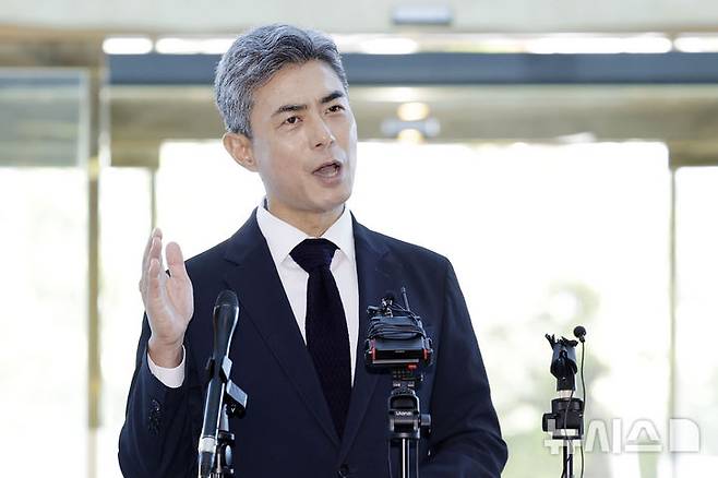 [서울=뉴시스] 최동준 기자 = 강신철 국방부 장관 후보자가 3일 서울 용산구의 인사청문회 준비 사무실로 출근하며 취재진 질문에 답변하고 있다. 2026.09.03. photocdj@newsis.com
