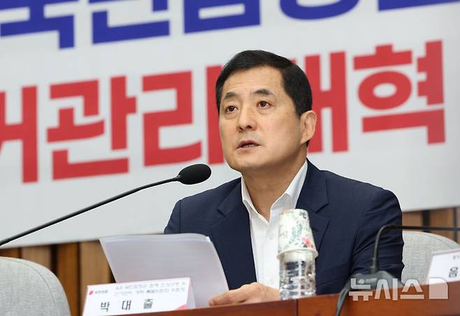 [서울=뉴시스] 김근수 기자 = 박대출 국민의힘 6.3 국민참정권 침해 진상규명 및 선거관리 개혁 특별위원회 위원장이 4일 오전 서울 여의도 국회에서 열린  6.3 국민참정권 침해 진상규명 및 선거관리 개혁 특별위원회 3차 회의에서 발언하고 있다. 2026.08.04. ks@newsis.com