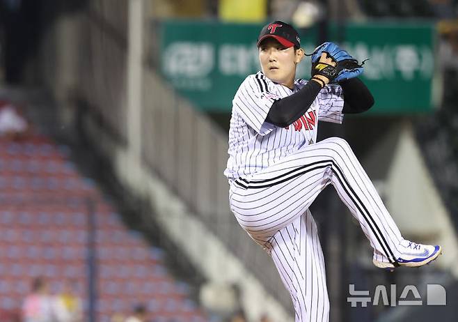[서울=뉴시스] 황준선 기자 = 30일 서울 송파구 잠실야구장에서 열린 2026 KBO리그 키움 히어로즈와 LG 트윈스의 경기, 9회초 LG 손주영이 역투하고 있다. 2026.07.30. hwang@newsis.com