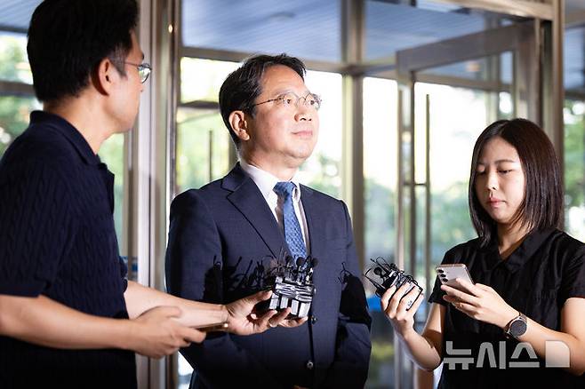 [서울=뉴시스] 황준선 기자 = 김승원 법무부 장관 후보자가 3일 오전 서울 종로구 적선현대빌딩에 마련된 인사청문 준비 사무실로 출근하며 취재진과 질의응답을 하고 있다. 2026.09.03. hwang@newsis.com
