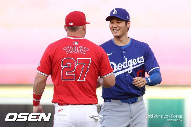 [사진] LA 다저스 오타니 쇼헤이(오른쪽)가 LA 에인절스 마이크 트라웃과 인사를 나누고 있다. ⓒGettyimages(무단전재 및 재배포 금지)