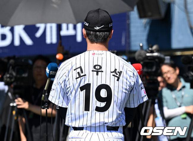 [OSEN=잠실, 이대선 기자] 3일 서울 잠실야구장에서 KBO리그 두산 베어스와 LG 트윈스의 경기가 열렸다.두산은 곽빈, LG는 박시원을 선발로 내세웠다.LG로 복귀한 고우석이 포토타임을 가지고 있다. 2026.09.03 /sunday@osen.co.kr