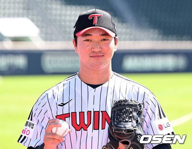 [OSEN=잠실, 이대선 기자] 3일 서울 잠실야구장에서 KBO리그 두산 베어스와 LG 트윈스의 경기가 열렸다.두산은 곽빈, LG는 박시원을 선발로 내세웠다.LG로 복귀한 고우석이 포토타임을 가지고 있다. 2026.09.03 /sunday@osen.co.kr