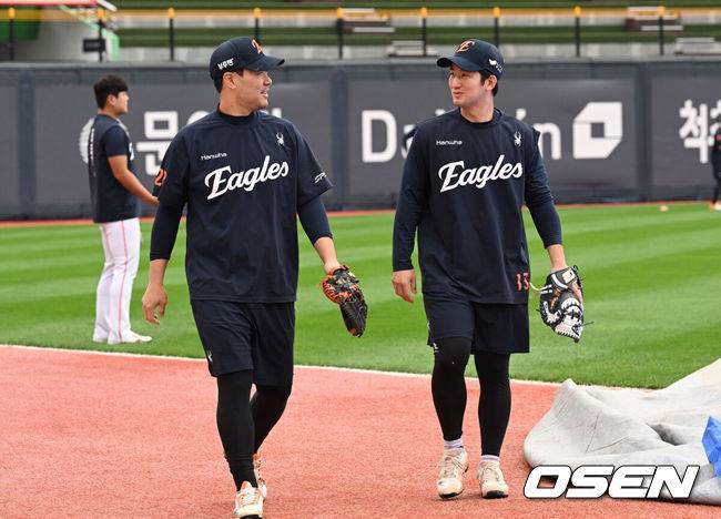 [OSEN=수원, 조은정 기자]3일 수원 KT위즈파크에서 ‘2025 신한 SOL Bank KBO리그’ KT 위즈와 한화 이글스의 시즌 최종전이 열린다.KT가 오늘 경기를 승리하더라도 NC가 창원에서 SSG 랜더스를 제압하면 NC가 5위로 가을야구 막차를 탄다. KT가 5위가 될 수 있는 경우의 수는 총 3가지로, KT가 한화를 꺾고 NC가 SSG에 패하거나 무승부를 거두면 KT가 6년 연속 가을 무대를 밟는다. KT가 무승부를 거두고 NC가 패해도 5위는 KT의 차지다. 한화전을 내줄 경우 창원 경기 결과와 관계없이 가을야구 진출이 좌절된다.한화 이재원, 최재훈이 훈련을 위해 이동하고 있다. 2025.10.03 /cej@osen.co.kr