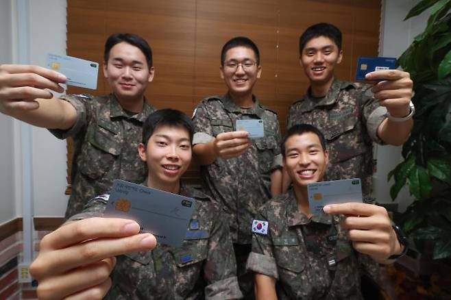 장병들이 나라사랑카드를 들고 활짝 웃고 있다. 사진 제공=국방일보