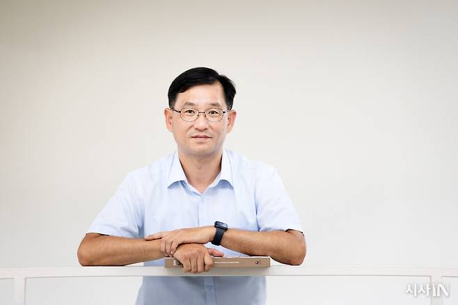 안준범 국가보훈부 전문관은 해외 독립유공자 유해 봉환 이야기를 다룬 <무덤 찾는 남자>를 펴냈다. ⓒ김흥구