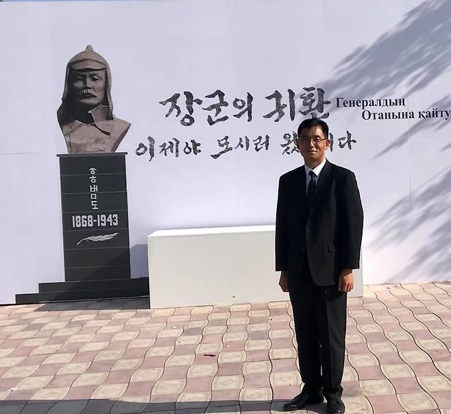 홍범도 장군의 유해가 한국으로 가는 날 새벽, 정장을 차려입고 홍범도 장군 묘소 앞에 섰다. ⓒ안준범 제공